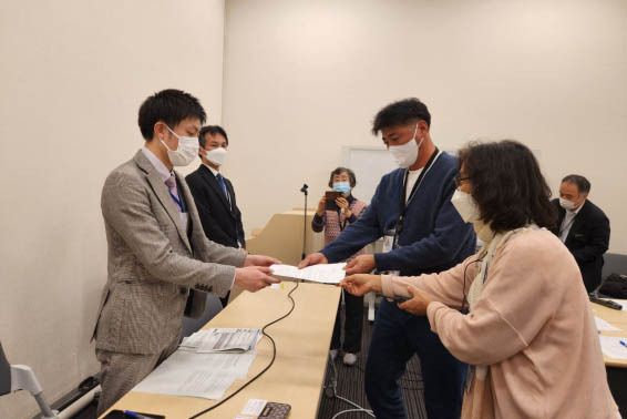 ‘우리학교와 아이들을 지키는 시민모임’ 16차 방문단은 11월 25일 일본 도쿄 참의원회관에서 문부과학성에 항의 서한을 전달했지만 문무과학성 공무원들의 태도는 냉랭했다. [사진 - 통일뉴스 최휘주 통신원]