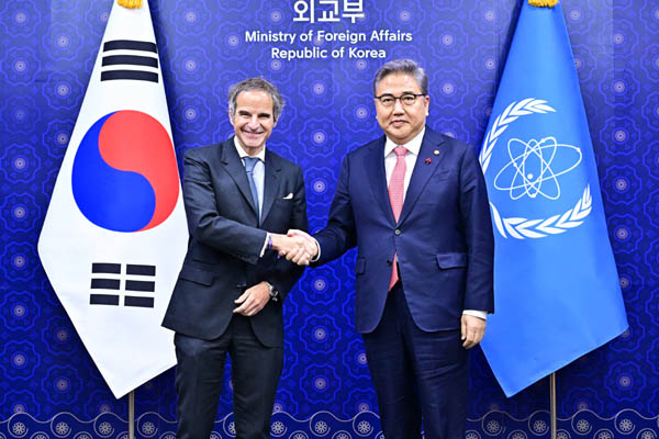 박진 외교부장관은 15일 외교부 청사에서 라파엘 그로씨(Rafael Mariano Grossi) 국제원자력기구(IAEA) 사무총장을 접견했다. [사진 제공 - 외교부]