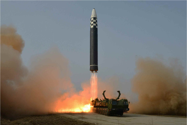 3월 24일 북한이 시험발사한 '화성포-17'형. [사진출처-노동신문]