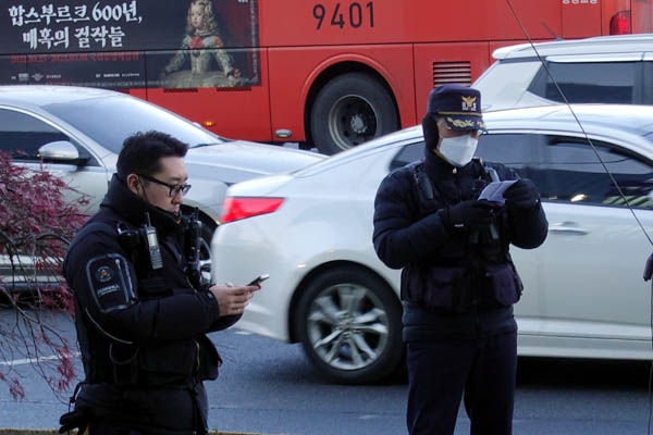 종로경찰서 경비과장(오른쪽)은 준비해 온 경고방송 내용을 읽었다. [사진 - 통일뉴스 김치관 기자]