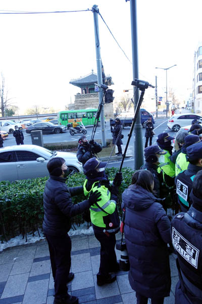 종로경찰서 경비과장은 정밀 체증을 지시했다. [사진 - 통일뉴스 김치관 기자]