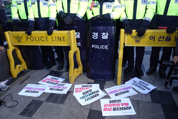 기자회견 참가자들은 항싀서한 전달이 가로마깋자 손피켓을 인도 바닥에 놓아 두는 것으로 기자회견을 마무리했다. [사진 - 통일뉴스 김치관 기자]