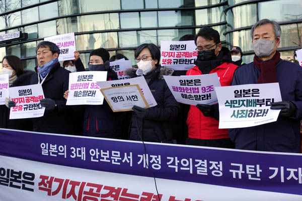 이날 기자회견에서 김은형 민주노총 부위원장과 한충목 한국진보연대 상임대표, 김영환 민족문제연구소 대외협력실장이 발언했고, 이나영 정의기억연대 이사장과 안재범 진보당 자평통위 위원장이 기자회견문을 낭독했다. [사진 - 통일뉴스 김치관 기자]