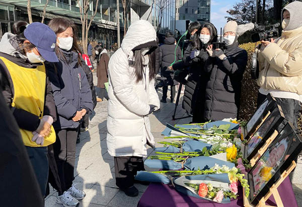 참가자들이 2022년 돌아가신 일본군'위안부' 피해자들에게 헌화 후 묵념하고 있다. [사진 - 통일뉴스 정은주 통신원]