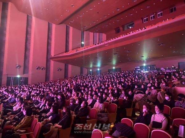 2022년도 금강산가극단 순회공연 ‘저 하늘에’ 일본 고베공연이 작년 12월 21일 효고현 고베시의 고베문화홀에서 진행됐다. [사진-조선신보 갈무리]