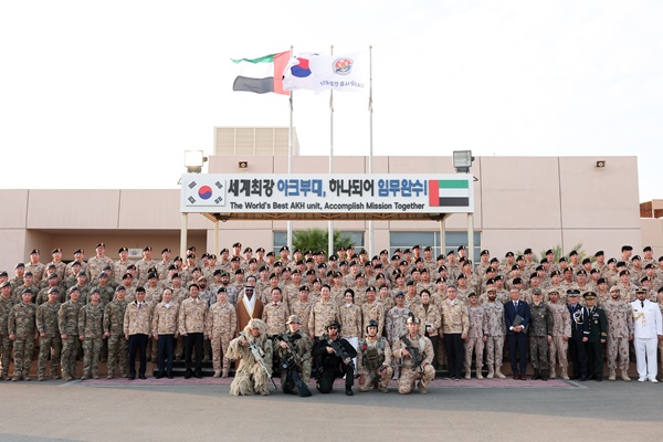 윤석열 대통령 부부가 15일 UAE에 파견근무 중인 아크부대를 방문했다. [사진제공-대통령실]