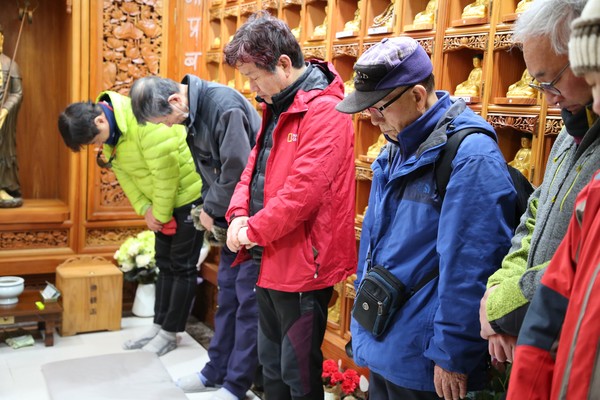 615산악회 회원들이 북한산 금선사에 계신 장기수 선생님들께 새해인사를 드렸다. [사진제공-6.15산악회]