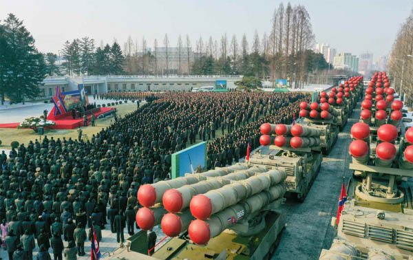북한 제2경제위원회에서 2022년 12월 31일 오전 당중앙에 초대형방사포 30문을 증정했다. [사진 출처 - 노동신문]