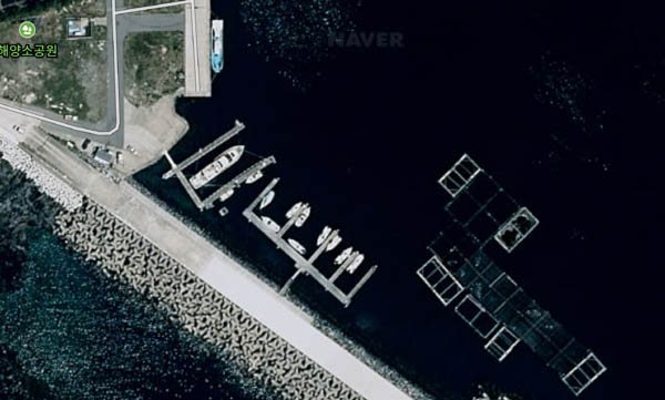 『위미항의 한 요트 클럽』, 제주의 요트 클럽도 이제는 국제적 수준의 요트 클럽으로 발전해야 하지만, 아직은 영세하다. 제주의 해상 레저 산업을 진흥할 지원책은 없을까? 섬 제주도를 둘러가며 체인화한 여러 요트 클럽이 있고, 그러한 요트 클럽을 순회하며 배를 정박하고 클럽과 그 주변을 다니는 투어 코스도 만들 수 있어야 한다. [사진 제공 - 이양재]