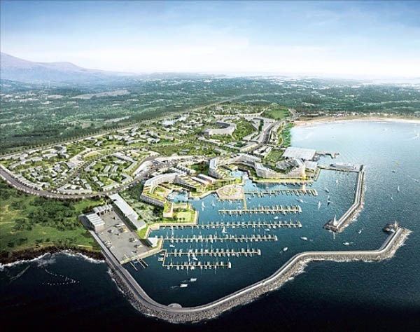 『제주오션마리나시티』, JDC에서는 성산읍 신양포구와 신양항 일대 142만1,000㎡ 부지에 사업비 7,756억 원을 투입하여 제주오션마리나시티로 개발하려 했으나, 성산 제2공항 발표로 부동산값이 폭등하자 사업성이 없다고 결론을 내리고 아쉽게도 2017년 2월에 무산시켰다. 이러한 마리나시티가 있게 되면 모터보트나 요트에서 거주하며 생활하는 요트족이 출현한다. [사진 제공 - 이양재]