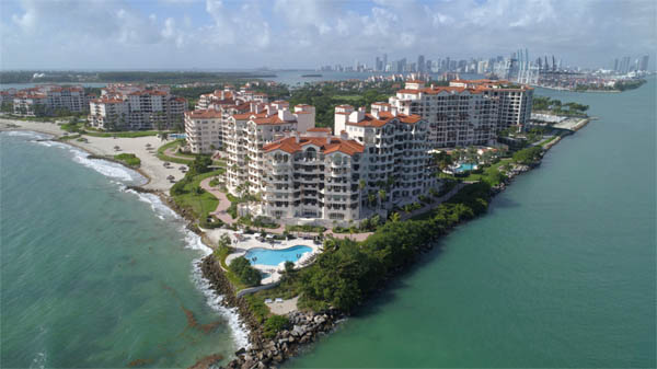 『Fisher Island』, 플로리다주 마이애미시 중심지에서 동쪽 비스케인 만(Biscayne Bay)에 있는 세계적인 부촌이다. 피셔 아일랜드에는 800채의 콘도가 있으며 1채의 크기는 작은 것은 789m²(약 260평)에서부터 큰 것은 9,500m²(약 3,135평)이다. 1채의 현재 호가(呼價)는 최소 2백만 달러에서 4천만 달러이다. 평당 가격은 서울보다 저가(低價)이나 생활 및 유지비는 상당히 고가(高價)이다. 여기에는 40여 국적의 부호들이 살고 있는데 소유자의 30%만 상시 거주한다. 특히 중동이나 유렵의 부호들이 많다. 9홀짜리 골프 코스와 보트 전용의 마리나 두 곳, 전용의 해수욕장, 최고급 식당 등등이 있다. [사진 제공 - 이양재]
