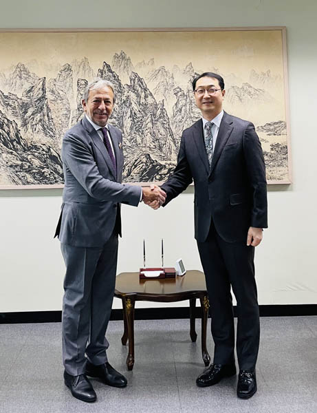 김건 외교부 한반도평화교섭본부장은 26일 방한 중인 마시모 아파로 IAEA 안전조치 사무차장을 만나 북핵 문제 등을 협의했다. [사진 제공 - 외교부]