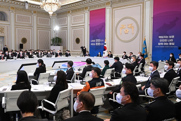 27일 오전 서울 종로구 청와대 영빈관에서 통일부와 행정안전부 등의 새해 업무보고가 진행됐다. [사진제공-대통령실]