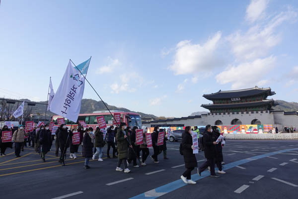 항의행동 참가자들은 외교부에서 일본대사관을 거쳐 소녀상까지 행진했다. [사진 - 통일뉴스 김치관 기자]