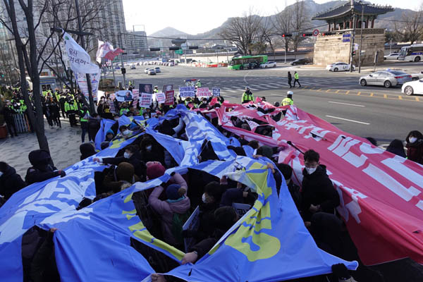 참가자들은 일본대사관 앞에서 대형 현수막을 찢는 퍼포먼스를 펼쳤다. [사진 - 통일뉴스 김치관 기자]