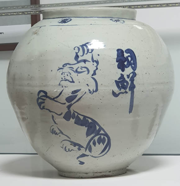 『호랑이조선 청화백자』, 조선시대 말기에 황해도 해주가마에서 만든 초기 작품으로 보인다. 높이 약 37cm, 필자 소장품. 한반도를 호랑이로 그리고 그 오른쪽에 한자로 조선(朝鮮)이라 쓰고 있다. 결국 현재의 휴전선은 호랑이 허리를 졸라 맨 형국이어서, 대륙을 향해 포효하는 한반도 호랑이가 힘을 전혀 못 쓰고 있다. [사진 제공 - 이양재]