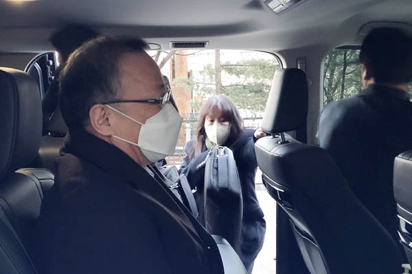 후나코시 다케히로 국장은 협의 결과를 묻는 기자들의 질문에 함구하고 "수고한다"는 인사말만 남긴 채 대기 중이던 차량에 탑승했다. [사진 - 통일뉴스 김치관 기자]