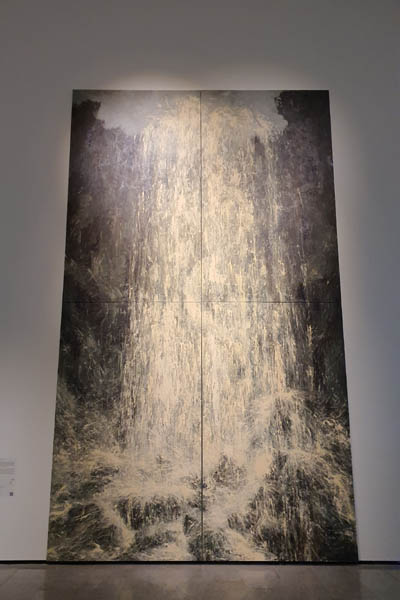 강요배 화백의 폭포, 유화, 4점 연결, 강한 폭포를 거슬러 오르는 용은 제주인들의 수신(水神)이자 자연과 역경을 이겨내는 생명력이다. [사진 제공 - 이양재] 