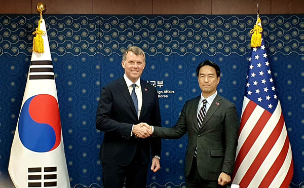 조현우 외교부 국제안보대사(오른쪽)는 방한 중인 나타니엘 픽(Nathaniel Fick) 미 국무부 사이버공간‧디지털정책 특임대사와 면담을 가졌다. [사진 제공 - 외교부]