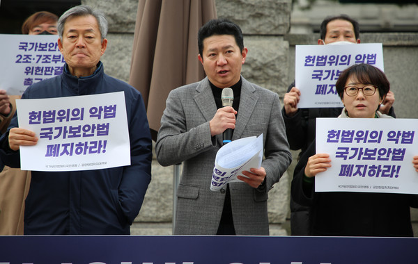 한국기독교교회협의회 인권센터 소장 황인근 목사가 규탄발언을하고 있다. [사진-통일뉴스 김래곤 통신원]