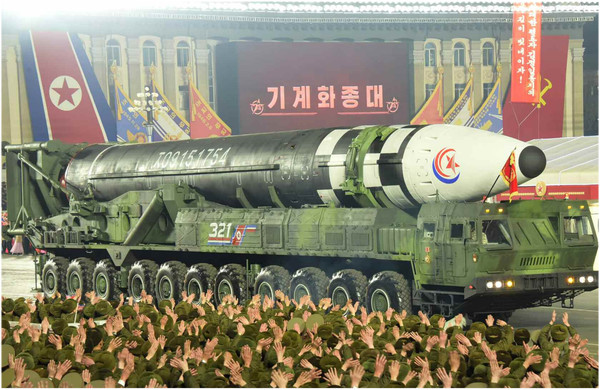 북한이 지난 8일 ‘건군절 열병식’ 때 공개한 ICBM ‘화성-17형’. [사진출처-노동신문]