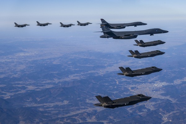 미국 전략폭격기 B-1B가 한반도 상공에 전개되고 한미 공군의 F-35A, F-15Km F-16이 이를 호위하는 연합 편대비행 방식으로 19일 한미연합공중훈련이 실시됐다. [사진제공-합동참모본부]