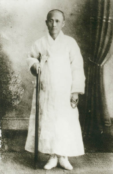 홍암 나철(羅喆, 1863~1916). 1916년 음력 8월 초 닷새, 경성역을 출발해 사리원역에 도착한 홍암 나철이 기념사진을 남겼다. 이미 순명을 결심한 상태였으리라. [사진 출처 - 대종교]