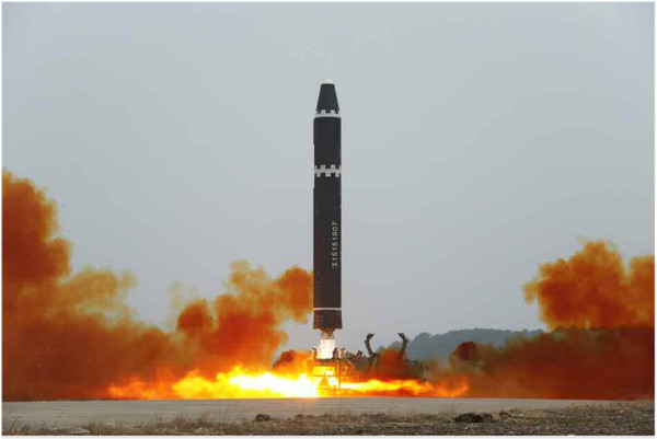북한이 지난 18일 대륙간탄도미사일 발사훈련을 실시했다고 발표한 ‘화성포-15’형 발사 장면. 미국의 미사일 전문가들은 북한이 이번 화성-15형 ICBM 발사에서도 대기권 재진입에 성공했을 것으로 진단했다. [사진-통일뉴스 자료사진]