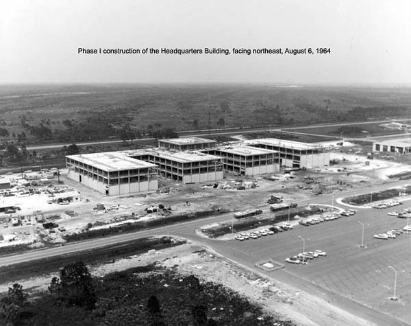 공사중인 케네디우주센터 본부, 1964년 8월 6일 모습, NASA 제공. 이 사진은 59년 전 모습이니 요즘 규모는 훨씬 크다. [사진 출처 – https://www.kennedyspacecenter.com]