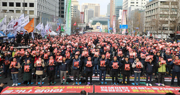 민주노총은 28일 오후 서울 숭례문 앞에서 43,000여 명의 조합원이 참여한 가운데 5월 총궐기와 7월 총파업으로 윤석열 정권을 심판하겠다고 결의했다. [사진 – 통일뉴스 김래곤 통신원]