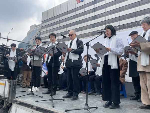 무대에 선 이들이 주권선언문을 함께 낭독하고 있다. [사진-통일뉴스 최범준 통신원]