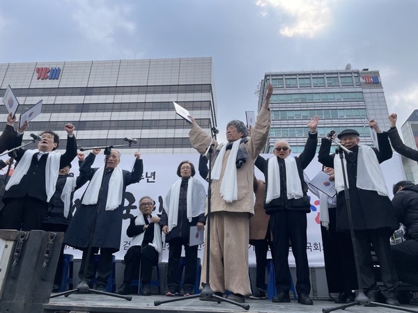 무대 위에서 '만세'를 부르는 주요 발언자들. 이날 참가자들은 백의민족을 상징하는 흰 스카프를 목에 둘렀다. [사진-통일뉴스 최범준 통신원]