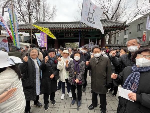 비상시국회의 결성을 논의 중인 강북민회에서도 현장을 찾아 뜻을 함께했다. [사진-통일뉴스 최범준 통신원]