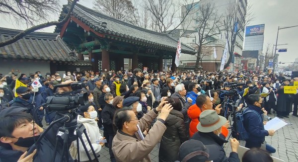 삼일문 앞에 운집한 참가자들. [사진-통일뉴스 최범준 통신원]