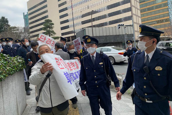 일본경찰은 미국대사관 접근을 방해했고, 한참 동안 실랑이를 벌이다 미국대사관에서 100미터 정도 떨어진 곳에서 항의행동이 시작되었다. [사진 - 통일뉴스 박명철 통신원]