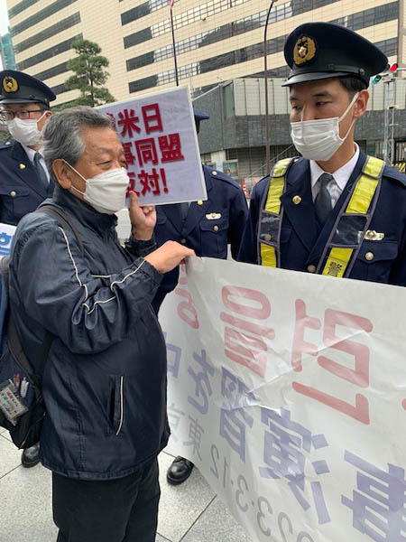 일본경찰은 미국대사관 접근을 방해했고, 한참 동안 실랑이를 벌이다 미국대사관에서 100미터 정도 떨어진 곳에서 항의행동이 시작되었다. [사진 - 통일뉴스 박명철 통신원]