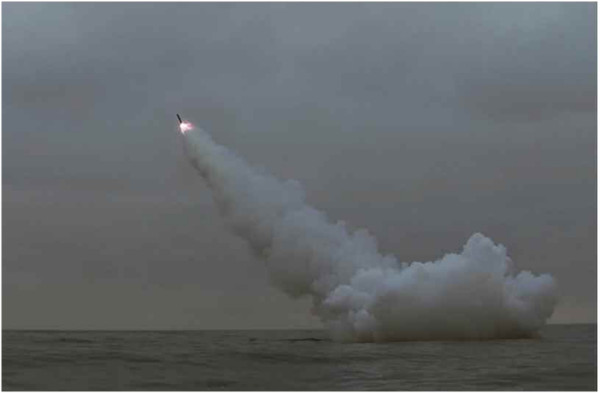 북한이 12일 새벽 동해 경포만 수역에서 2기의 전략순항미사일을 발사했다. [사진-노동신문 갈무리]
