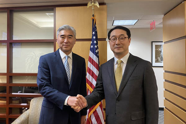 김건 외교부 한반도평화교섭본부 본부장(오른쪽)은 13일 오후 성 김(Sung Kim) 미국 대북정책특별대표와 유선협의를 가졌다. 사진은 지난달 2일 워싱턴에서 열린 한미 대북정책수석대표 협의 당시 모습.  [자료사진 - 통일뉴스]