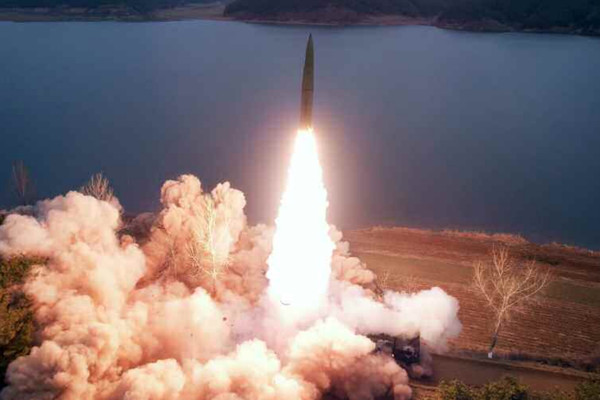 북한이 14일 황해남도 장연군 일대에서 지대지 전술탄도미사일 2발을 발사했다. [사진-노동신문 갈무리]