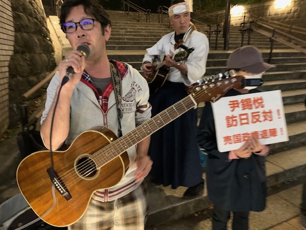 노래를 무르는 민중가수 다케 고지로씨. [사진-통일뉴스 박명철 통신원]