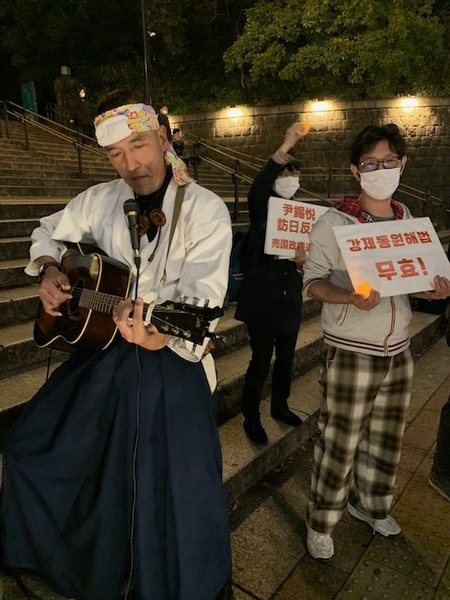노래를 부르는 '일본 총리 관저 앞에 항상 서는 모임'의  미기타 다카시씨. [사진-통일뉴스 박명철 통신원]