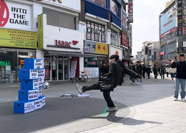 6.15공동선언실천전북본부 회원들은 16일 낮12시부터 전북대학교 앞 삼각지에서 굴욕외교를 비판하는 퍼포먼스를 펼쳤다. [사진-통일뉴스 이민재 통신원]
