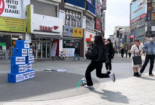 분노의 킥을 날리는 여대생. [사진-통일뉴스 이민재 통신원]