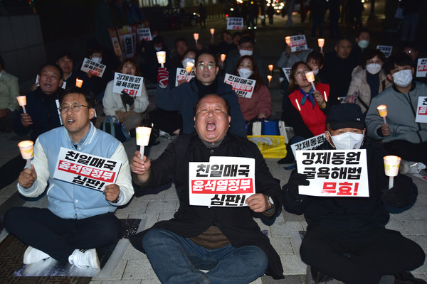 평화나비대전행동은 16일 저녁에 ‘강제동원 굴욕해법 강력 규탄! 일본의 사죄배상 촉구! 대전시민촛불행동’을 진행했다. [사진-통일뉴스 임재근 객원기자]
