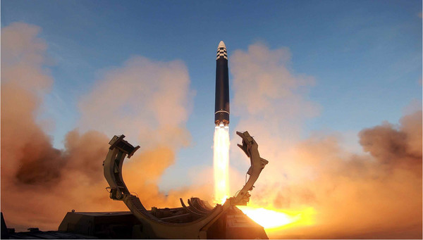 북한이 16일 평양국제비행장에서 대륙간탄도미사일(ICBM) '화성포-17'형 발사훈련을 실시했다. [사진-노동신문 갈무리]