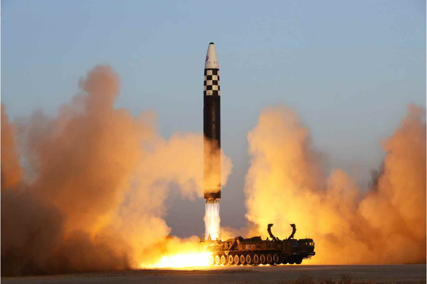 북한은 16일 대륙간탄도미사일 '화성포-17'형 발사훈련을 진행해 미국의 대북 적대적인 군사행동과 전쟁연습을 중단할 것을 촉구했다. [사진-노동신문 갈무리]