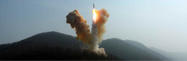 북한은 지난 18일과 19일 이틀에 걸쳐 김정은 국무위원장 지도아래 전술핵운용부대들이 '핵반격가상 종합전술훈련'을 진행했다. [사진-노동신문 갈무리]