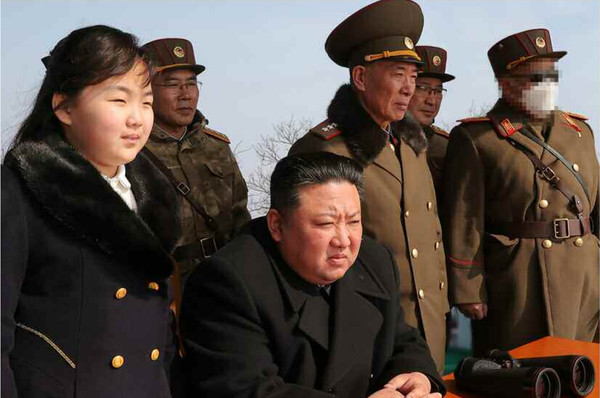 김 위원장은 '핵보유' 뿐만 아니라 실제 핵공격태세를 완비해야 전쟁을 억제할 수 있다고 강조했다. 옆에는 김주애로 알려진 딸이 함께 서있다. [사진-노동신문 갈무리]