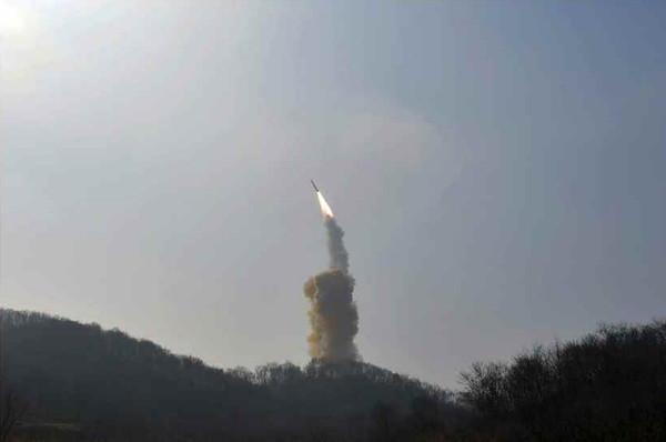 북한은 전술탄도미사일은 평안북도 철산군에서 발사되어  800km 사거리에 설정된 동해상 목표 상공 800m에서 정확히 공중폭발했으며, 핵탄두에 조립되는 핵폭발 조종장치들과 기폭장치들의 '동작신뢰성'이 다시 한번 검증되었다고 밝혔다. [사진-노동신문 갈무리]