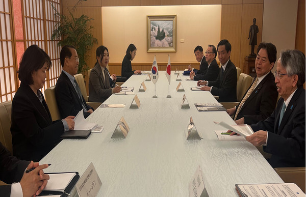 권영세 통일부장관이 3월 23일 오전 하야시 요시마사 일본 외무상과 만나 한일공조 강화를 골자로 한 면담을 진행했다. [사진-통일부 제공] 